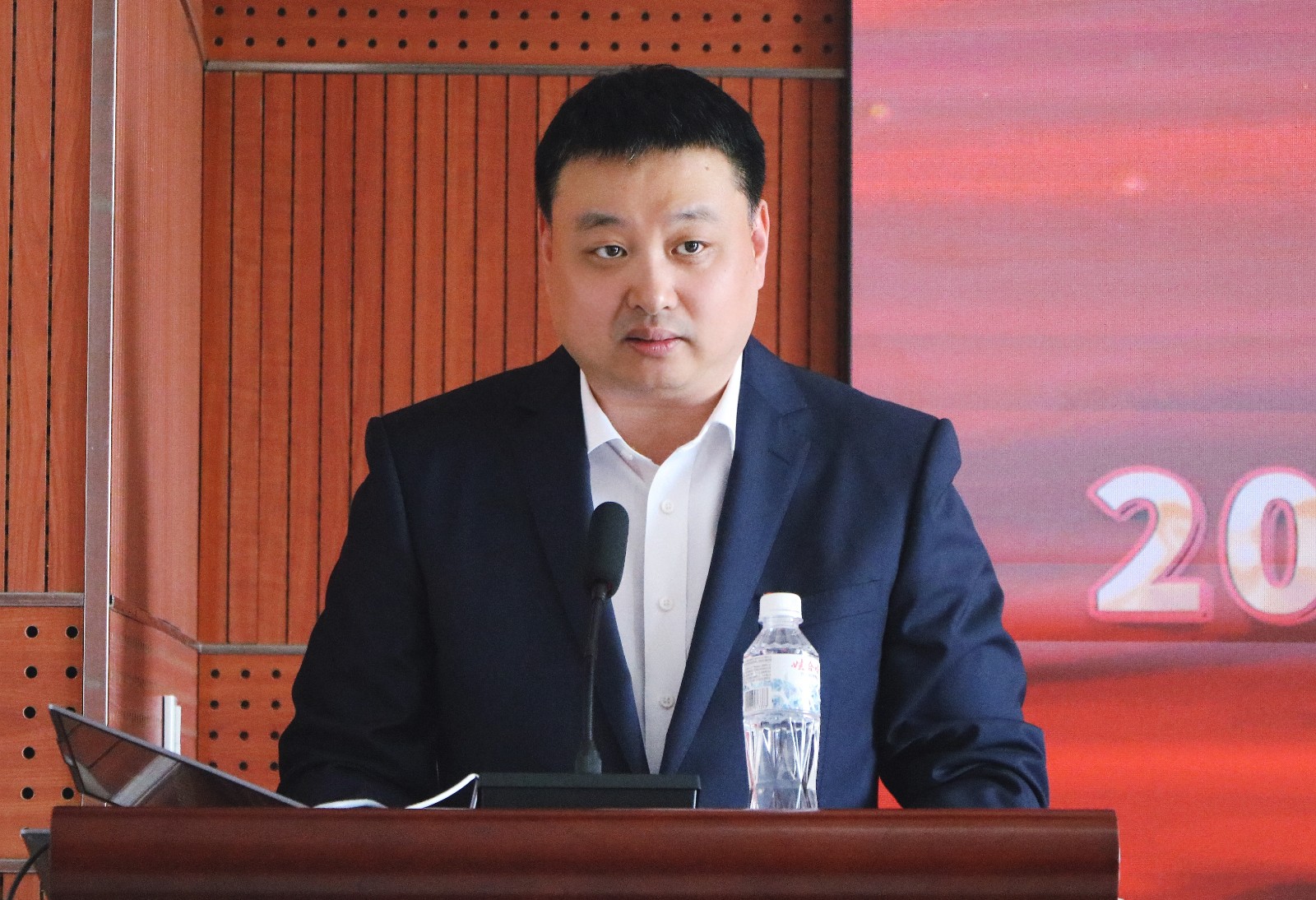 黄书记.JPG
